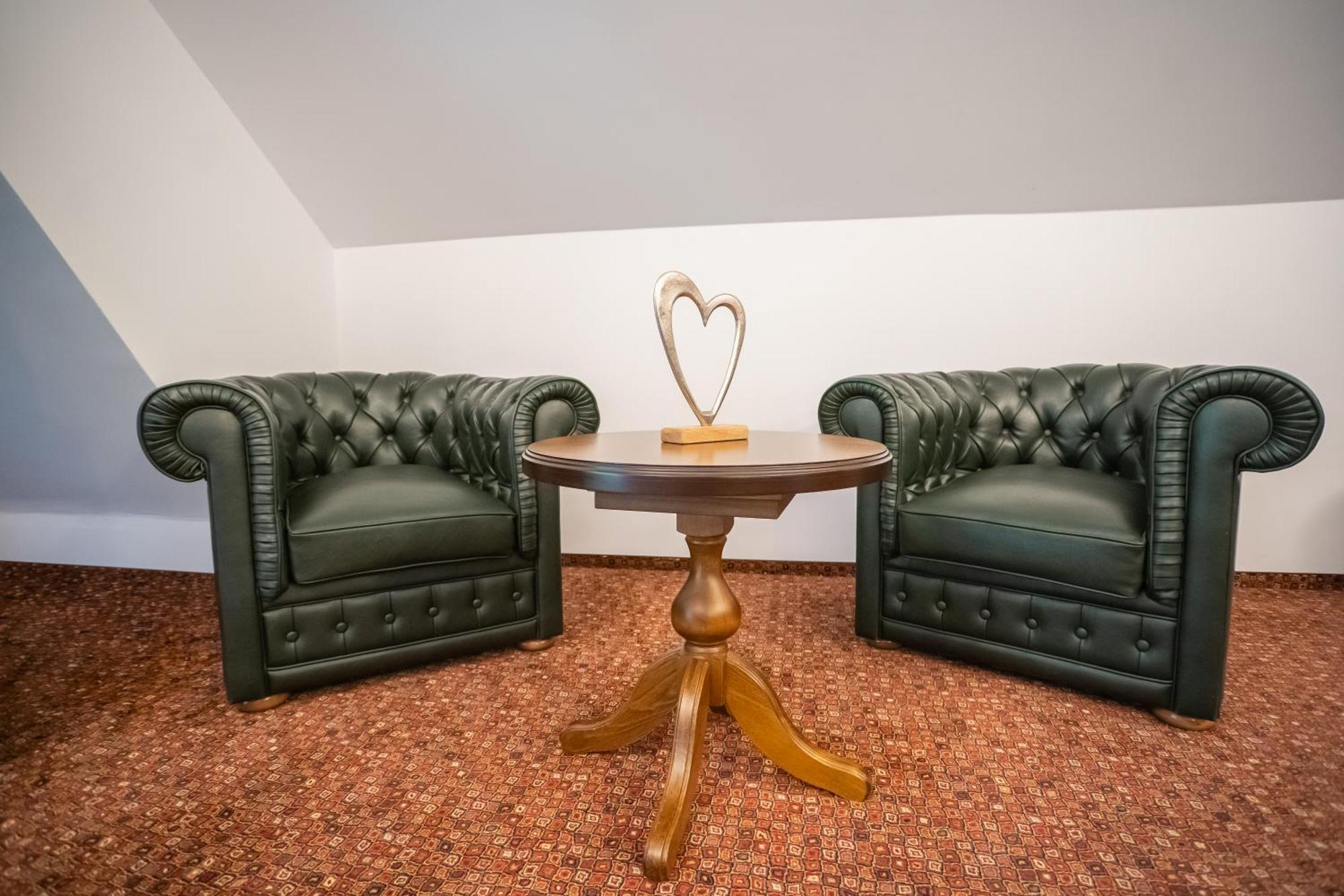 Opus Villa Sinaia Exterior photo A pair of leather armchairs