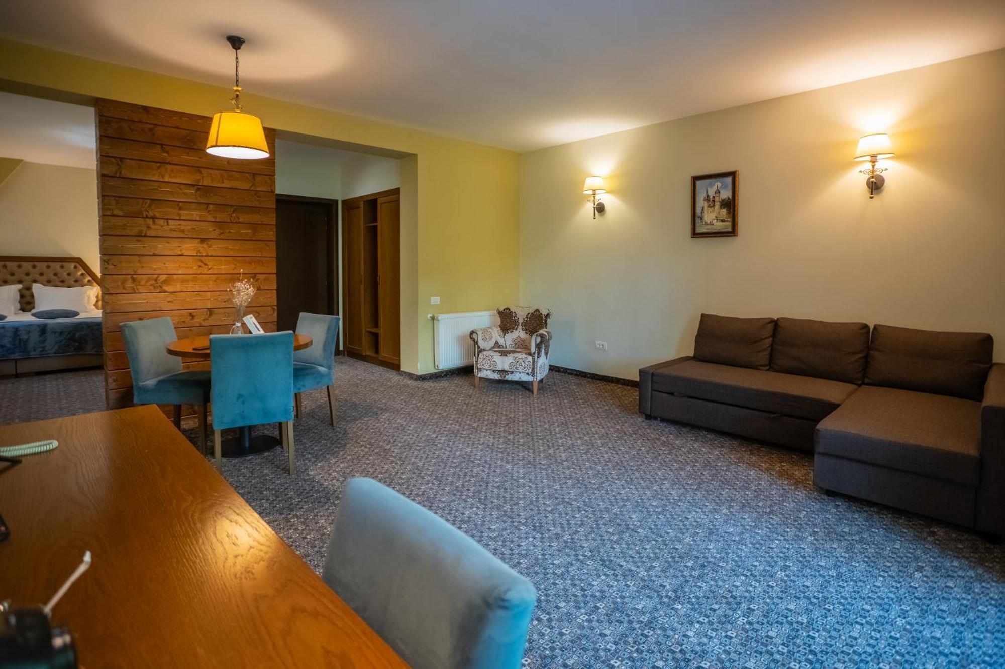 Opus Villa Sinaia Exterior photo A living room in a typical apartment