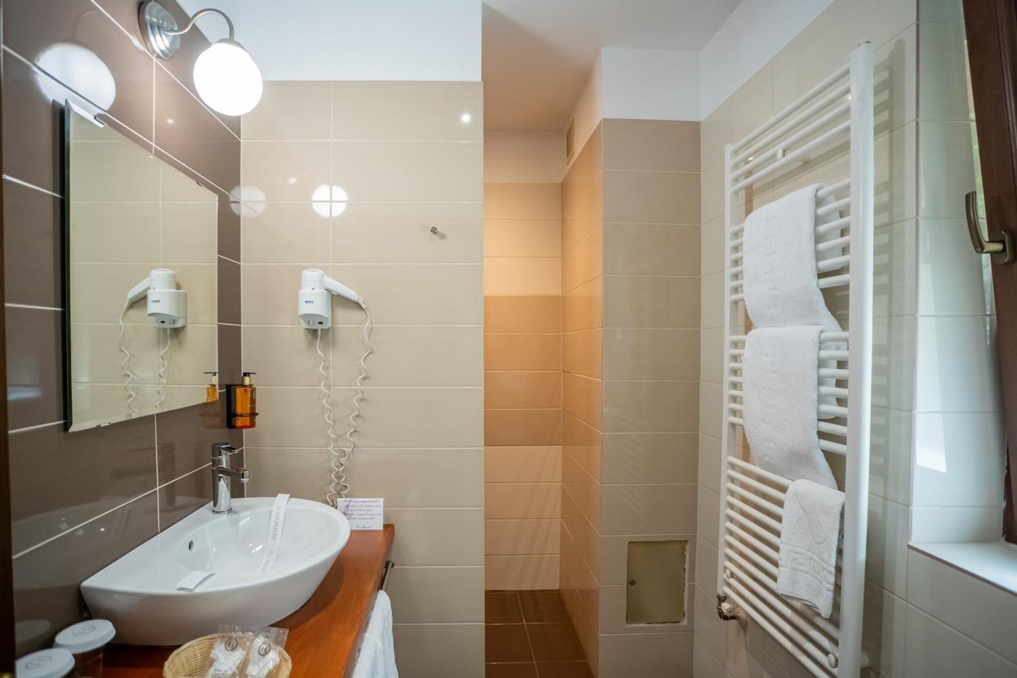 Opus Villa Sinaia Exterior photo A walk-in shower