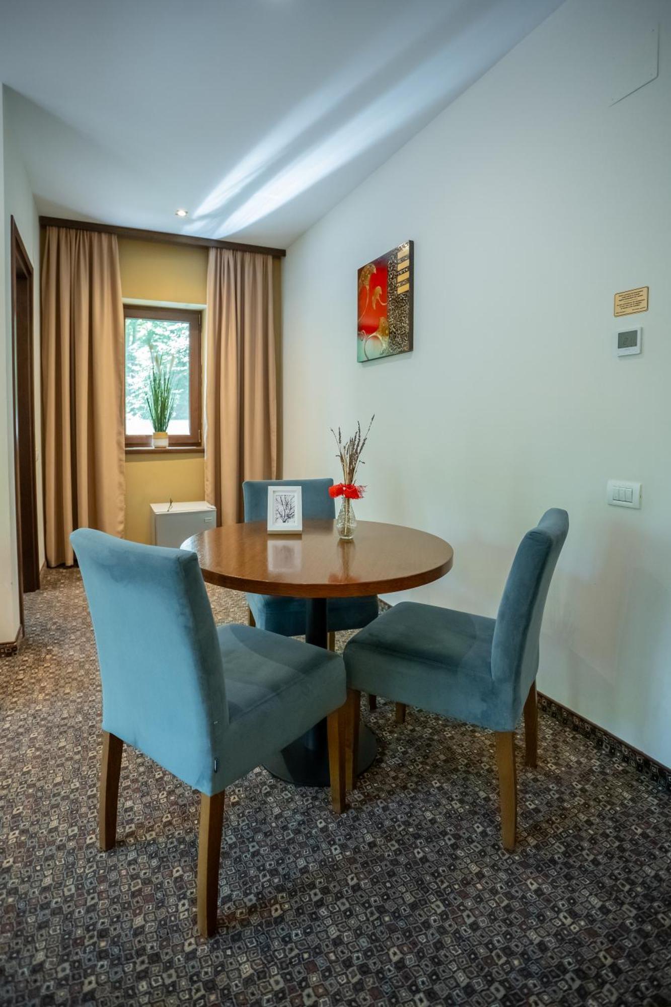 Opus Villa Sinaia Exterior photo A dining room