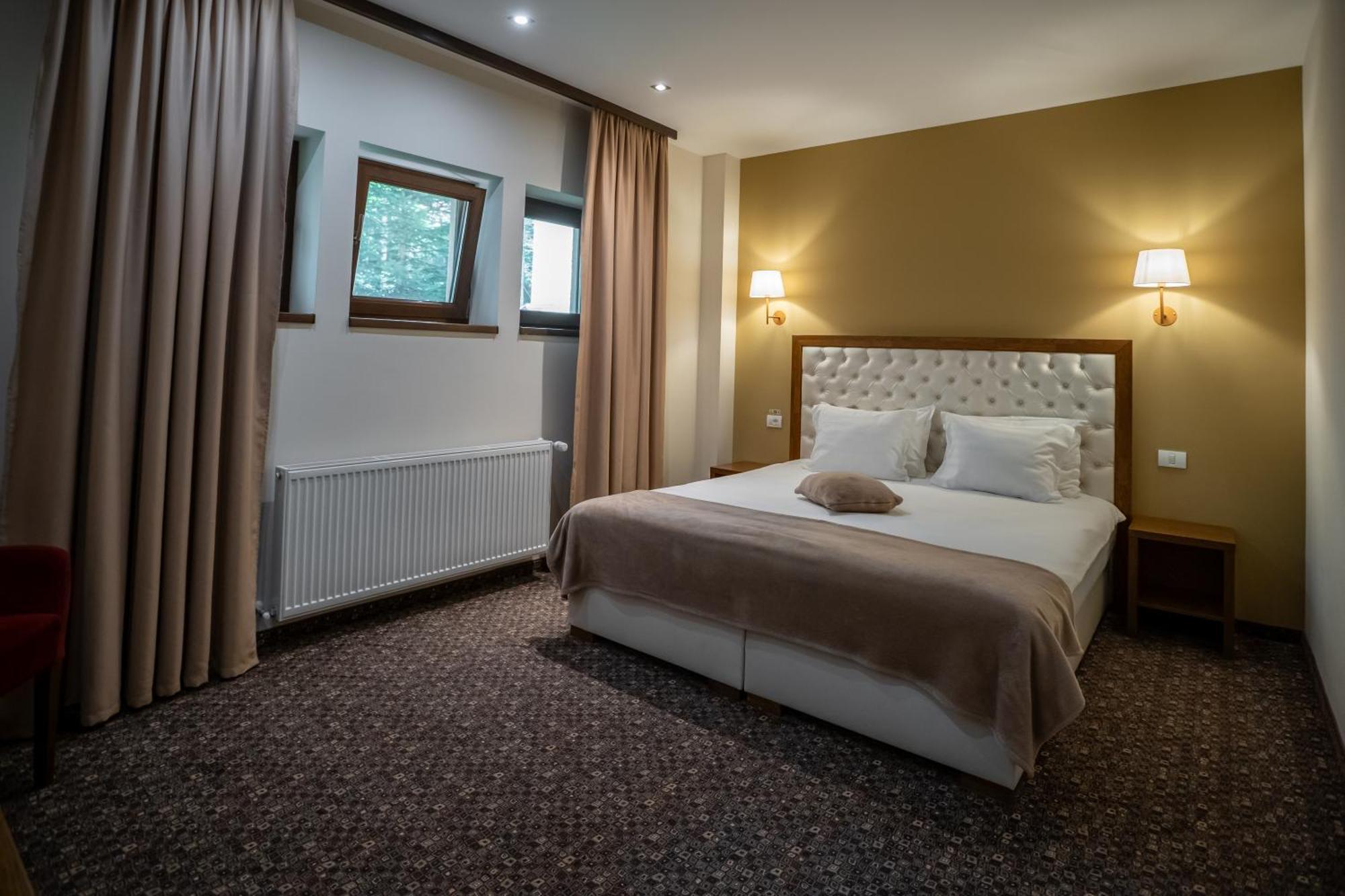 Opus Villa Sinaia Exterior photo A bedroom in a hotel