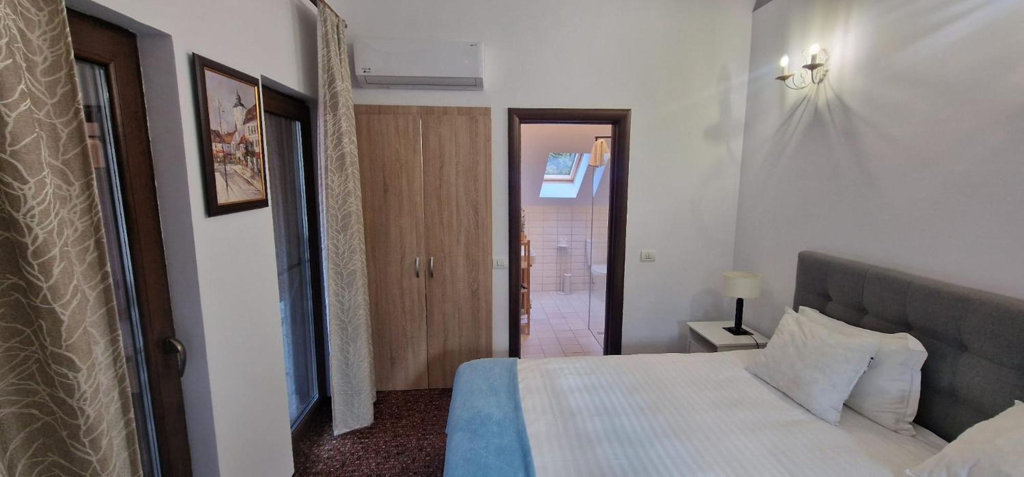Opus Villa Sinaia Exterior photo A bedroom in the hotel
